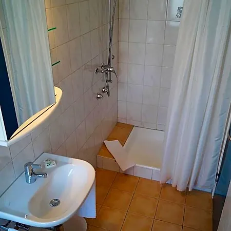 Victoria Hotel 3*